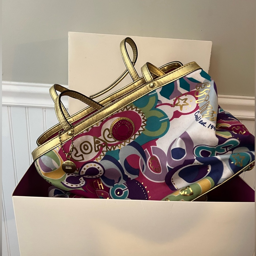 Like NWOT Authentic Coach Multi-Color, 3 large pocket purse! In dustcover! 🛍️🤑 - Picture 8 of 11